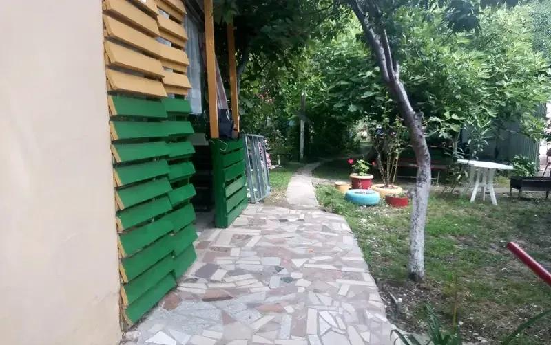 Бабушкин дом в зеленом саду