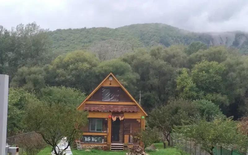 Новый дом целиком в горах у моря