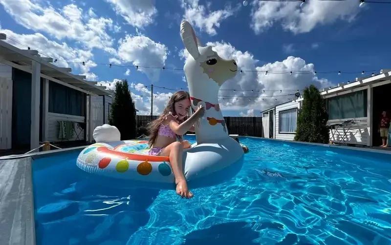 Домики с бассейном «На море и точка» — фото 1